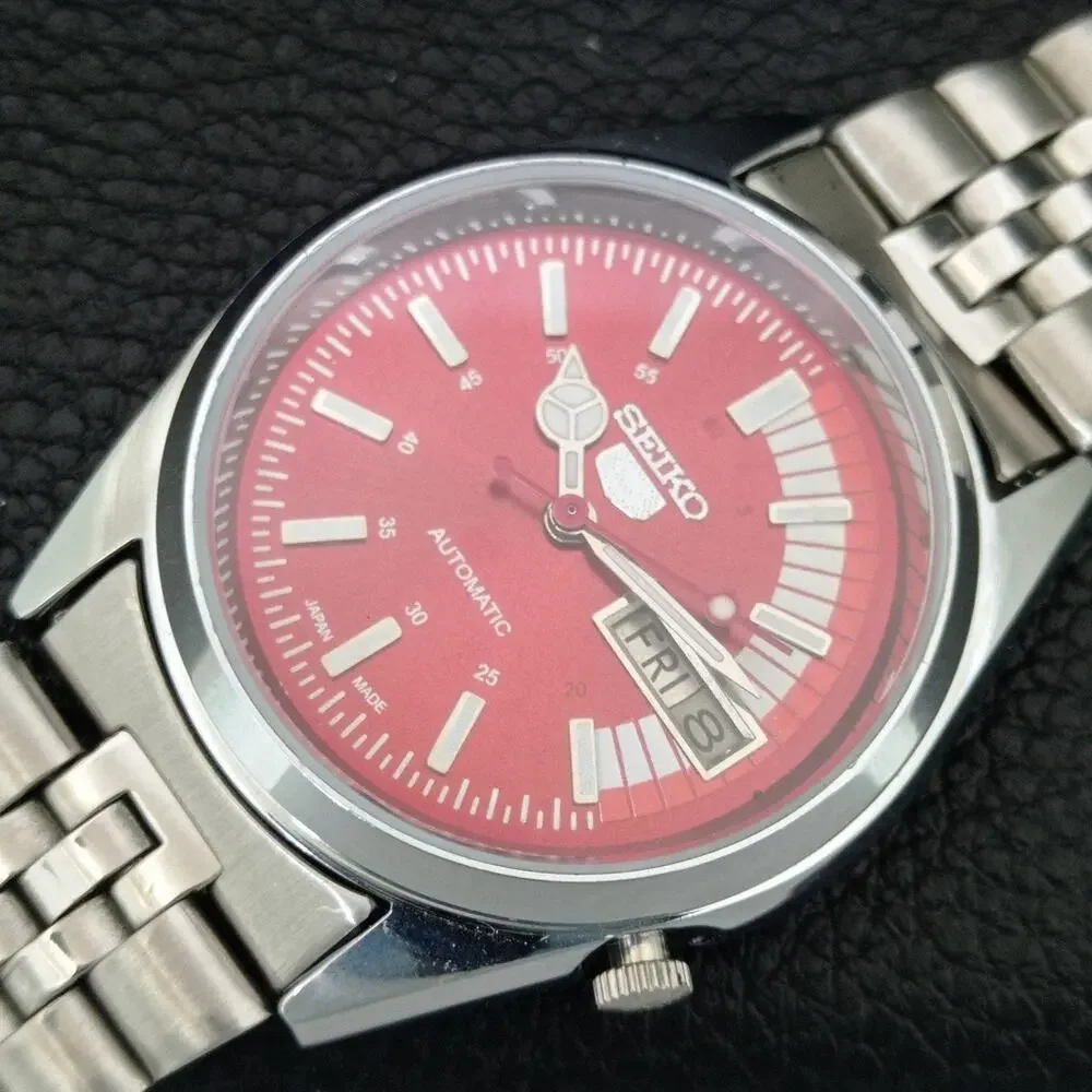 Vintage 1979 Seiko Automatic Mens Silver Watch W/daydate & White accents